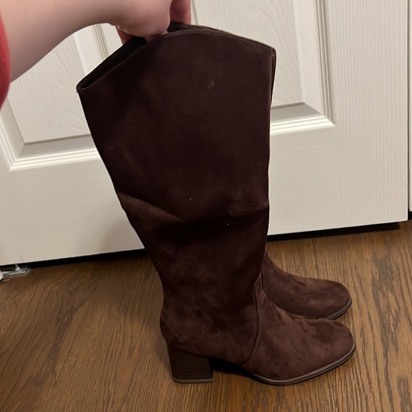 NWT Womens Brown Suede knee high riding low heeled boots (7) - Picture 2 of 4